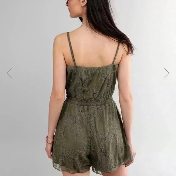 Trixxi Women’s Lace Surplice Romper. NWT. Size small - Picture 2 of 7